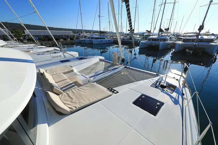 Lagoon boat for rent in Sukošan