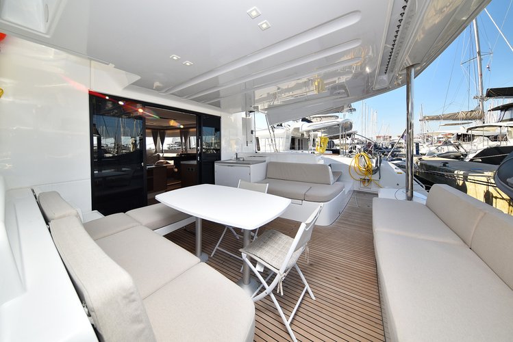 Up to 9 persons can enjoy a ride on this Lagoon boat