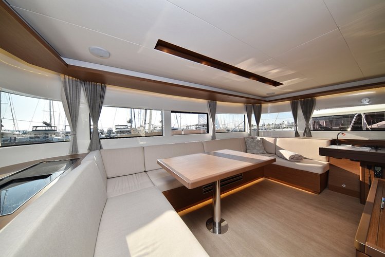 This 48.4' Lagoon cand take up to 9 passengers around Sukošan