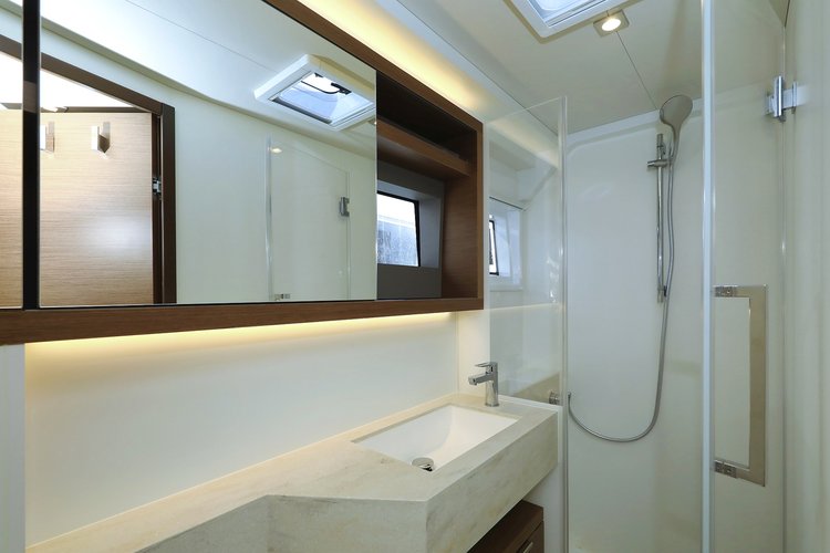 This 48.4' Lagoon cand take up to 9 passengers around Sukošan