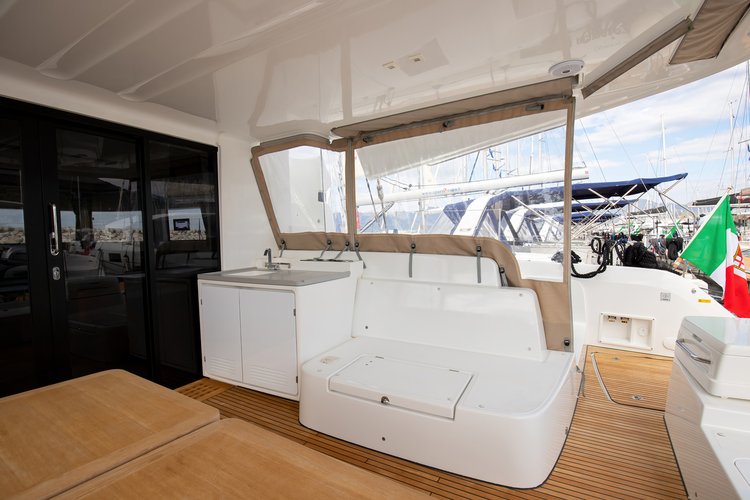 This 48.4' Lagoon cand take up to 14 passengers around Salerno