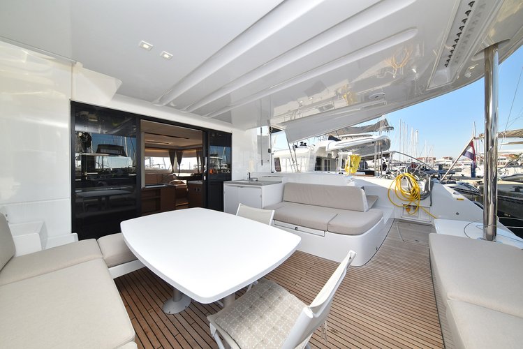 This 48.4' Lagoon cand take up to 9 passengers around Sukošan