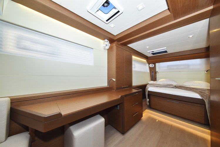 This 48.4' Lagoon cand take up to 9 passengers around Sukošan