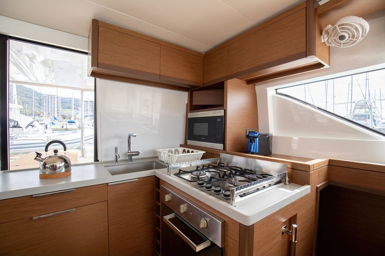 This 48.4' Lagoon cand take up to 14 passengers around Salerno