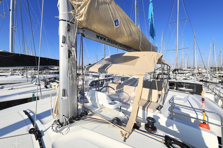 Up to 9 persons can enjoy a ride on this Lagoon boat