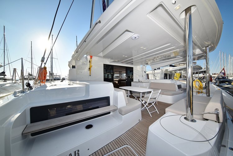 Discover Sukošan surroundings on this Lagoon 50 Lagoon boat