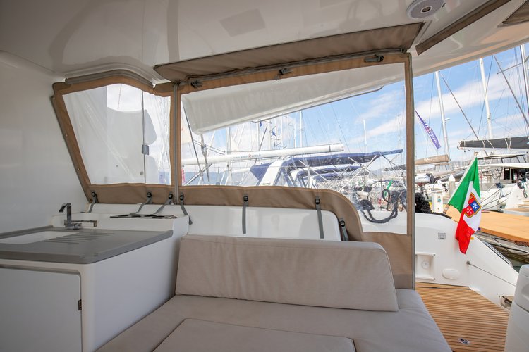 Lagoon boat for rent in Salerno