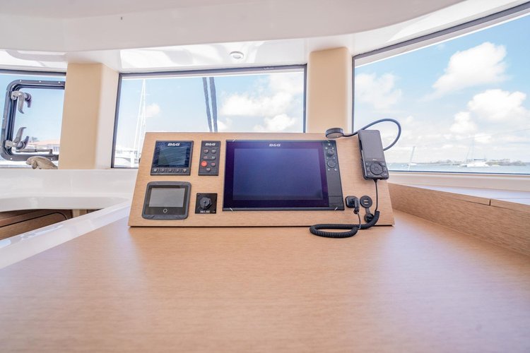 Discover City Island surroundings on this 47 NEEL boat