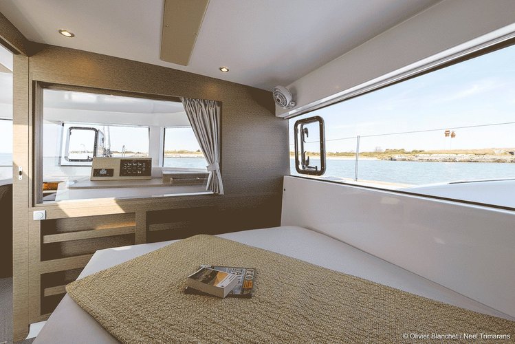 Discover City Island surroundings on this 47 NEEL boat