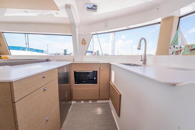 This 47.0' NEEL cand take up to 12 passengers around City Island