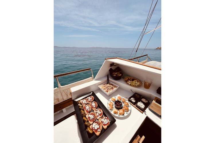 Classic boat for rent in Mykonos