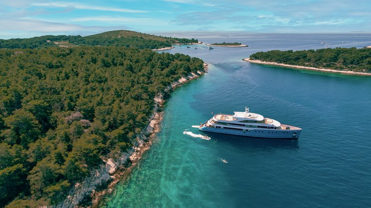 Motor yacht boat for rent in Split