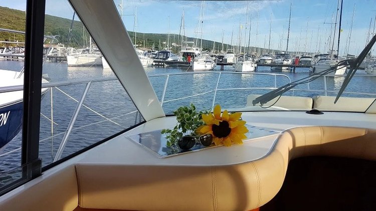 Up to 4 persons can enjoy a ride on this Motor boat boat