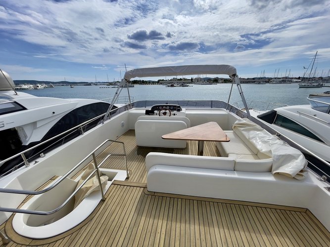 Motor yacht boat for rent in Sukošan