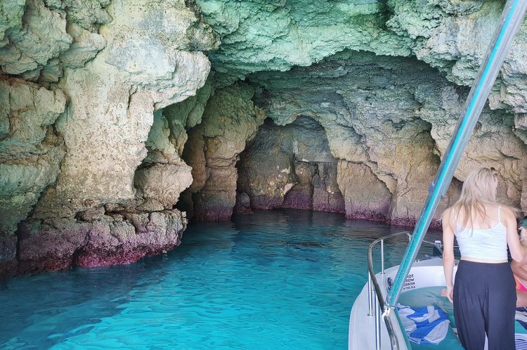 Up to 14 persons can enjoy a ride on this Motor boat boat