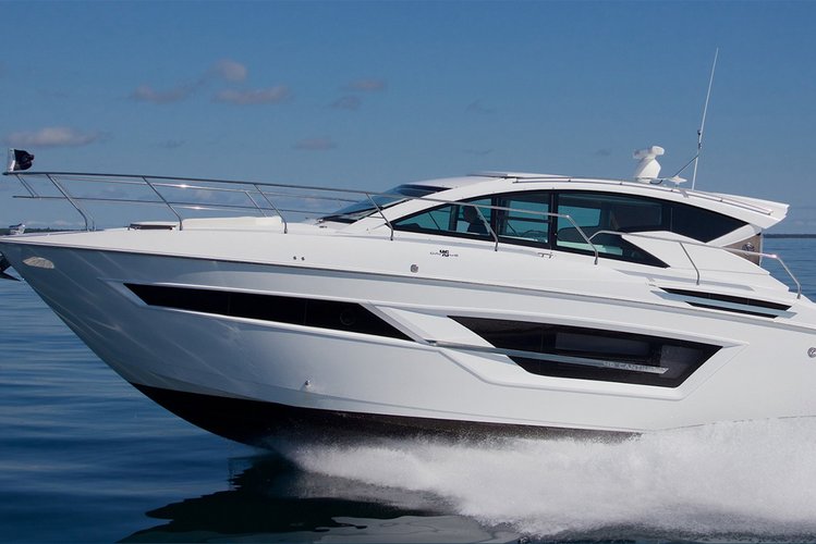Discover Newport Beach surroundings on this Cruiser Yacht Cantius 46' boat