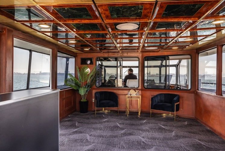 Discover San Diego surroundings on this Custom Custom boat