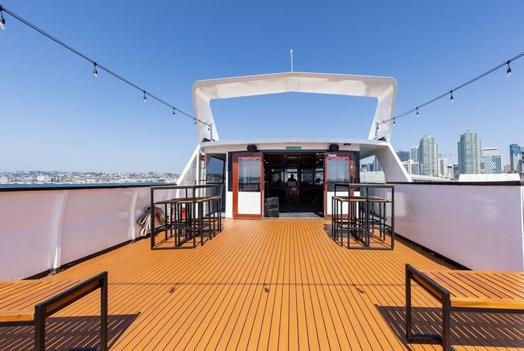 Discover San Diego surroundings on this Custom Custom boat