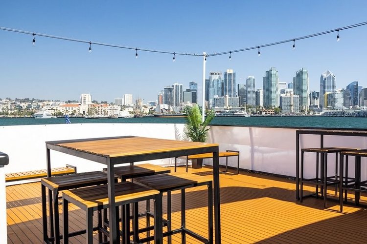 Discover San Diego surroundings on this Custom Custom boat