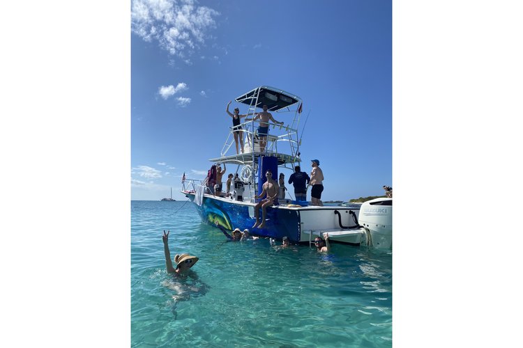 This 36.0' Egg Harbor cand take up to 14 passengers around Fajardo
