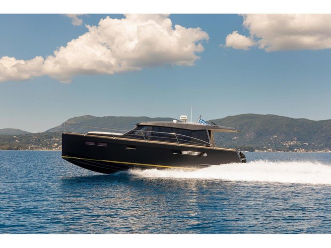 This motor boat charter is perfect to enjoy Gouvia