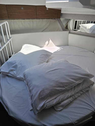 This 34.3' Jeanneau cand take up to 8 passengers around Sukošan