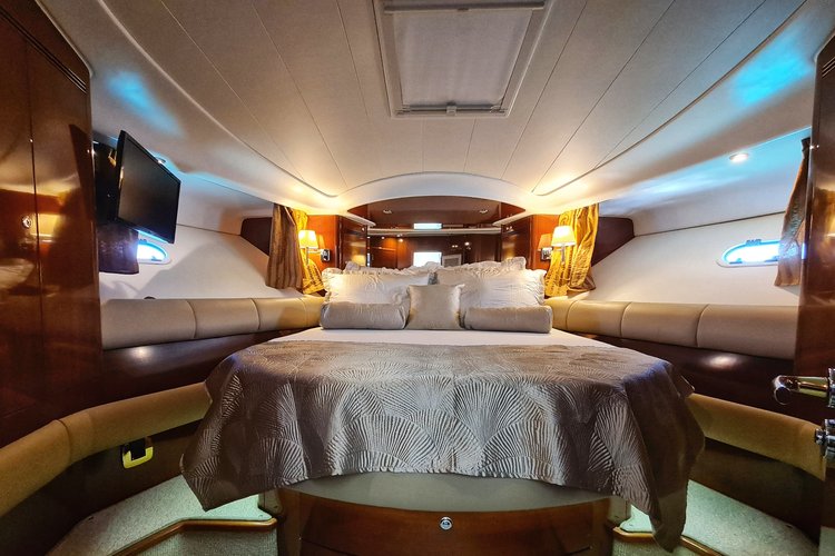 Up to 10 persons can enjoy a ride on this Jeanneau boat