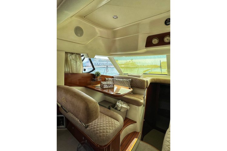 This 47.7' Jeanneau cand take up to 10 passengers around Split