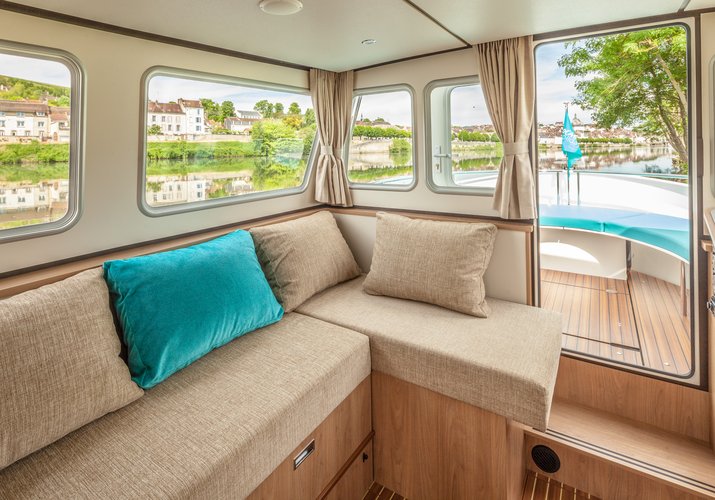 The perfect boat to enjoy everything Loosdrecht, NL has to offer