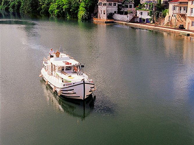 Climb aboard this P?nichette Pénichette 1020 for an unforgettable experience