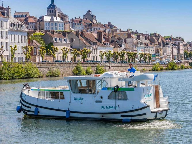 Jump aboard this beautiful P?nichette Pénichette 1020