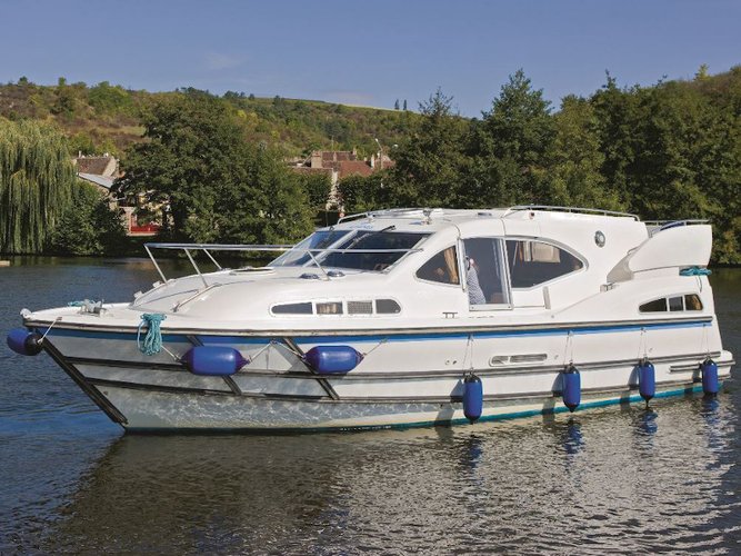 Charter this amazing P?nichette Europa 300 in Loosdrecht, NL