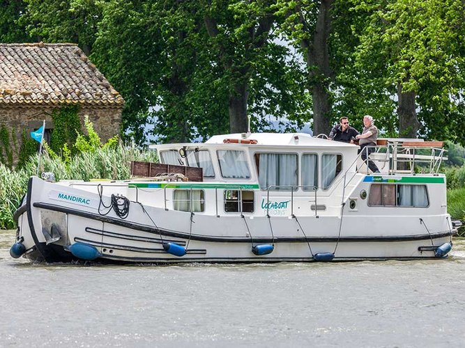 Relax and have fun on this gorgeous motor boat charter