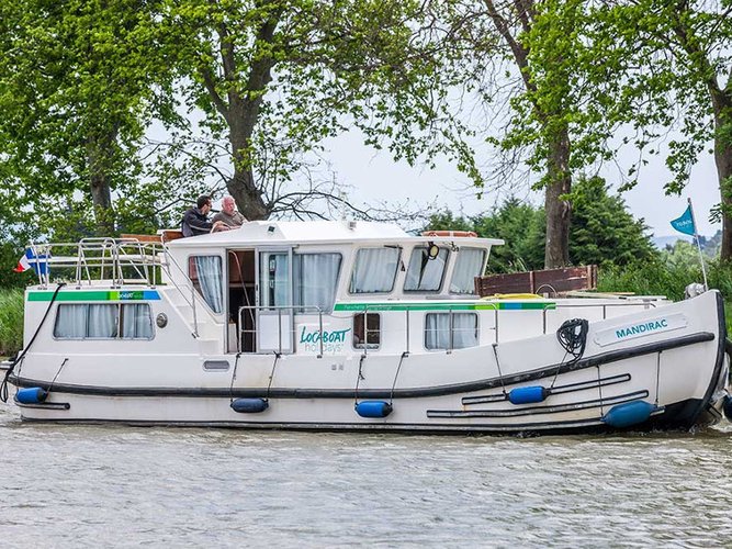 The perfect boat to enjoy everything Loosdrecht, NL has to offer
