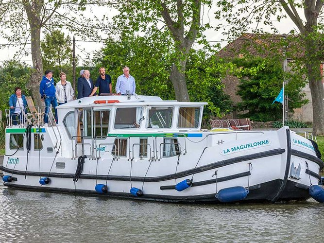 Take this awesome motor boat for a spin!