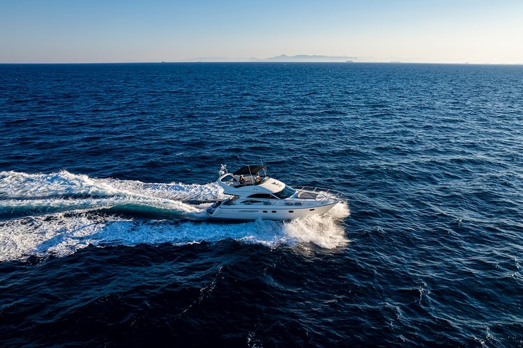 Up to 4 persons can enjoy a ride on this Motor yacht boat