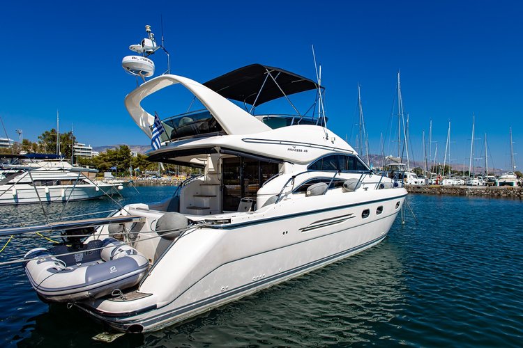 Up to 4 persons can enjoy a ride on this Motor yacht boat