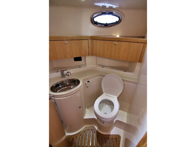 Discover Sukošan surroundings on this Adriana 36 SAS-Vektor boat