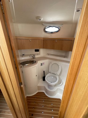Discover Sukošan surroundings on this Adriana 36 SAS-Vektor boat