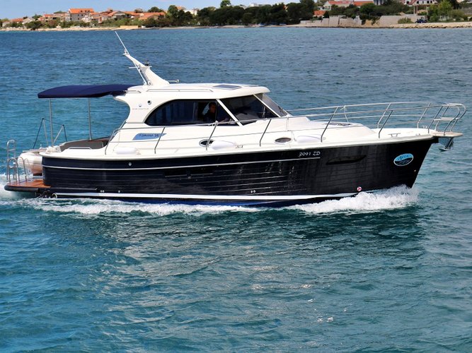 This 38.8' SAS-Vektor cand take up to 7 passengers around Sukošan