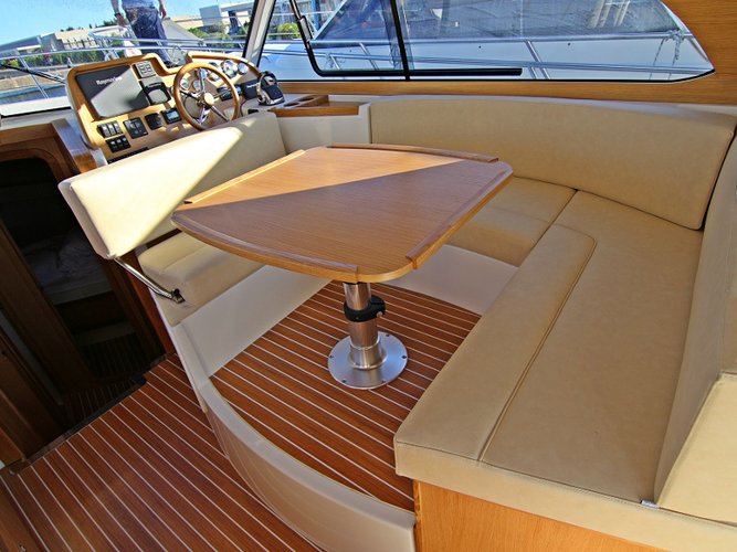 Discover Sukošan surroundings on this Adriana 36 SAS-Vektor boat