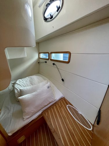 Discover Sukošan surroundings on this Adriana 36 SAS-Vektor boat