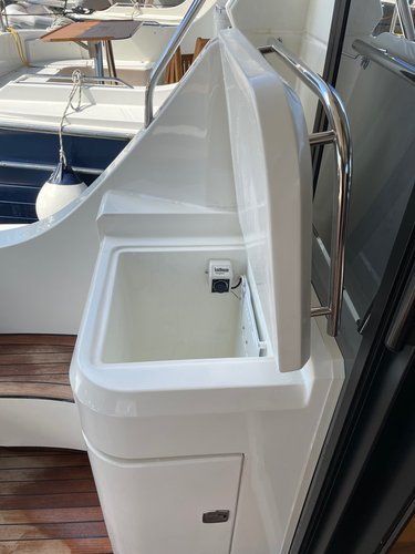 Up to 7 persons can enjoy a ride on this Motor boat boat