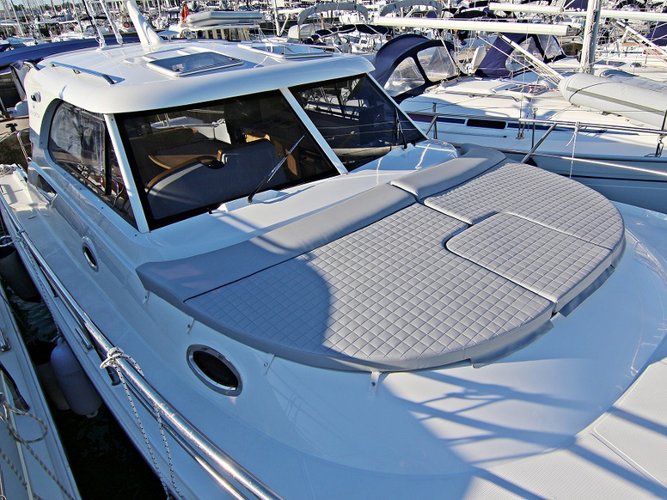 Up to 7 persons can enjoy a ride on this Motor boat boat