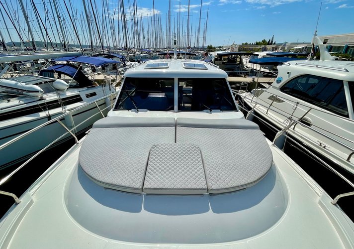 Discover Sukošan surroundings on this Adriana 36 SAS-Vektor boat