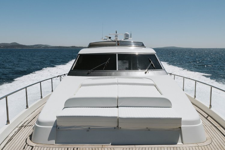 This 61.4' Sanlorenzo cand take up to 12 passengers around Athens