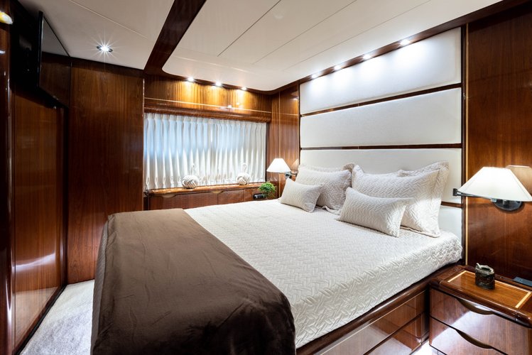 This 61.4' Sanlorenzo cand take up to 12 passengers around Athens