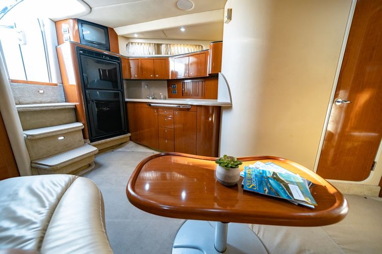 Discover Miami surroundings on this Sundancer Sea Ray boat