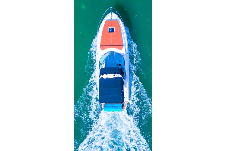 This 36.0' Searay cand take up to 13 passengers around Miami