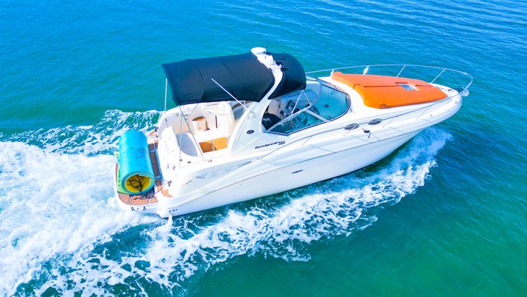 Discover Miami surroundings on this Sundancer Searay boat
